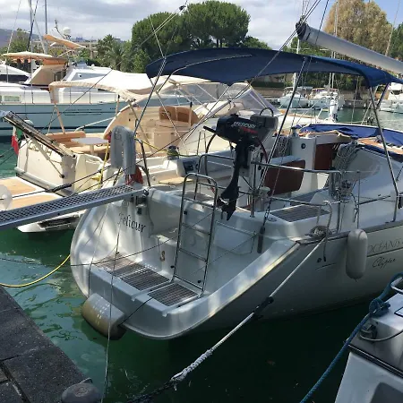 Felicur - Bed&Boat ספינת מלון פורנרי